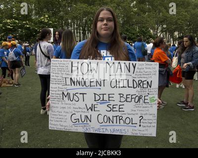 New York, 11 giugno 2022. I manifestanti in marcia per la nostra vita protestano contro la violenza sulle armi e a sostegno di una legislazione più severa sulle armi. Foto Stock