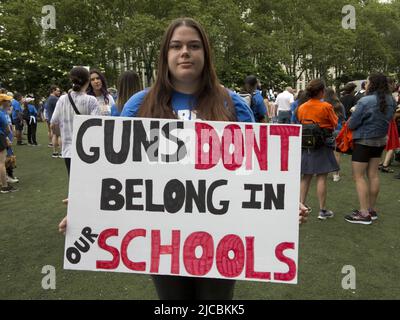 New York, 11 giugno 2022. I manifestanti in marcia per la nostra vita protestano contro la violenza sulle armi e a sostegno di una legislazione più severa sulle armi. Foto Stock