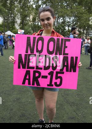 New York, 11 giugno 2022. I manifestanti in marcia per la nostra vita protestano contro la violenza sulle armi e a sostegno di una legislazione più severa sulle armi. Foto Stock