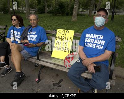 New York, 11 giugno 2022. I manifestanti in marcia per la nostra vita protestano contro la violenza sulle armi e a sostegno di una legislazione più severa sulle armi. Foto Stock