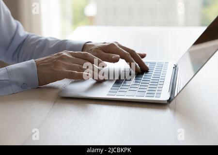 Primo piano Visualizza le vecchie mani femminili che digitano sulla tastiera del laptop Foto Stock