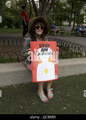 New York, 11 giugno 2022. I manifestanti in marcia per la nostra vita protestano contro la violenza sulle armi e a sostegno di una legislazione più severa sulle armi. Foto Stock