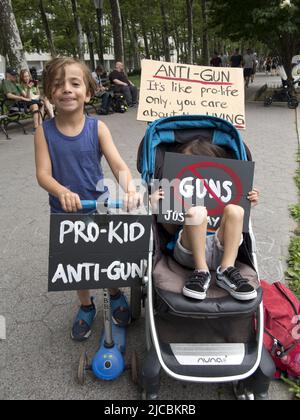 New York, 11 giugno 2022. I manifestanti in marcia per la nostra vita protestano contro la violenza sulle armi e a sostegno di una legislazione più severa sulle armi. Foto Stock