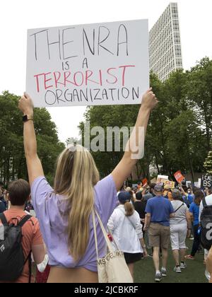 New York, 11 giugno 2022. I manifestanti in marcia per la nostra vita protestano contro la violenza sulle armi e a sostegno di una legislazione più severa sulle armi. Foto Stock