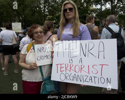 New York, 11 giugno 2022. I manifestanti in marcia per la nostra vita protestano contro la violenza sulle armi e a sostegno di una legislazione più severa sulle armi. Foto Stock