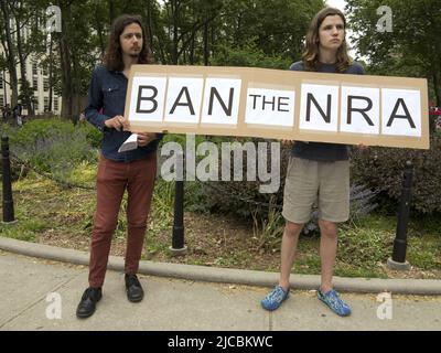 New York, 11 giugno 2022. I manifestanti in marcia per la nostra vita protestano contro la violenza sulle armi e a sostegno di una legislazione più severa sulle armi. Foto Stock