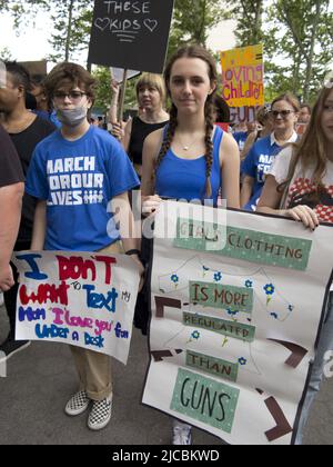 New York, 11 giugno 2022. I manifestanti in marcia per la nostra vita protestano contro la violenza sulle armi e a sostegno di una legislazione più severa sulle armi. Foto Stock