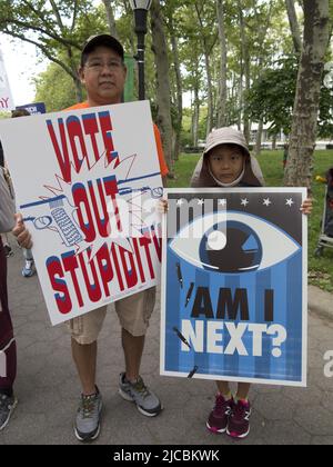 New York, 11 giugno 2022. I manifestanti in marcia per la nostra vita protestano contro la violenza sulle armi e a sostegno di una legislazione più severa sulle armi. Foto Stock