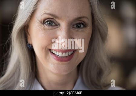 Primo piano ritratto di bella sorridente donna di mezza età Foto Stock