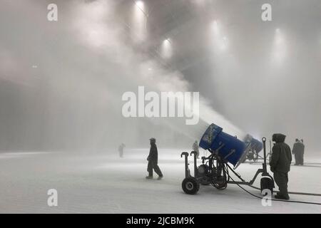 Base dell'aeronautica di Eglin, Florida, USA. 26th maggio 2022. I membri del team del laboratorio climatico McKinley presso la base dell'aeronautica militare Eglin, Florida, utilizzano macchine per creare neve nella camera principale MCL per prepararsi ai test ambientali. I membri della MCL hanno recentemente festeggiato il 75th° anniversario della struttura. I primi test all'MCL si sono verificati nel maggio 1947. Il MCL è gestito dal Test Squadron 717th, 804th Test Group, Arnold Engineering Development Complex. Credit: U.S. Air Force/ZUMA Press Wire Service/ZUMAPRESS.com/Alamy Live News Foto Stock