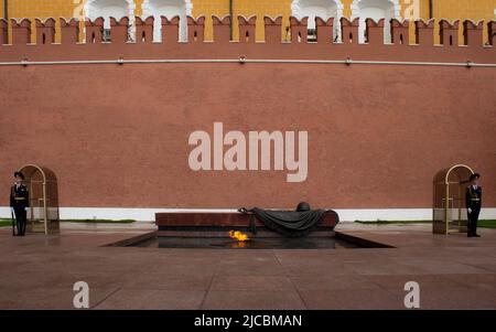 Mosca, Russia. 6th giugno 2022. I soldati del Reggimento del Cremlino si trovano al monumento della fiamma Eterna nel centro di Mosca. (Credit Image: © Vlad Karkov/SOPA Images via ZUMA Press Wire) Foto Stock