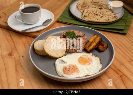 Gallo pinto costa rica colazione tradizionale con caffè nero e tortillas Foto Stock