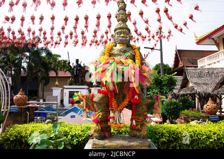 Re Thao Wessuwan o Vasavana Kuvera statua gigante per la gente thailandese viaggio visitare rispettare pregare con mistero santo al tempio Wat Tenplai a S. Foto Stock