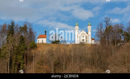 Bad Tölz, Germania - Feb 2, 2022: Vista su Leonhardikapelle (a sinistra) e Kalvarienbergkirche (a destra). Meta popolare per i visitatori di Bad Tölz. Foto Stock