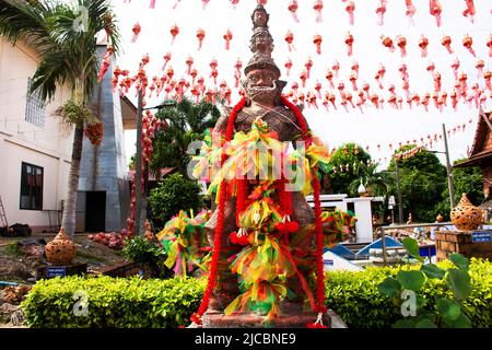 Re Thao Wessuwan o Vasavana Kuvera statua gigante per la gente thailandese viaggio visitare rispettare pregare con mistero santo al tempio Wat Tenplai a S. Foto Stock