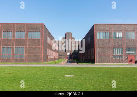 Essen, Germania - Mar 26, 2022: Edifici in mattoni a Zeche Zollverein. L'intera area è un sito patrimonio dell'umanità dell'UNESCO. Foto Stock