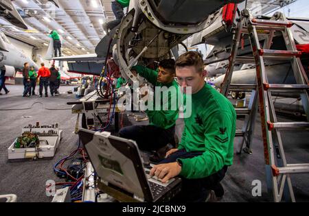 Oceano Pacifico. 20th maggio 2022. Aviation Electrician's Mate 2nd Class Corey Fowards, da Bristol, Va., e Aviation Electrician's Mate 3rd Class Martin Sanchez. Da Coalinga, Calif., amministrare test statici pitot su un e/A-18G Growler a bordo della portaerei USS Nimitz (CVN 68). Nimitz è in corso nell'area operativa della flotta USA 3rd. Credit: U.S. Navy/ZUMA Press Wire Service/ZUMAPRESS.com/Alamy Live News Foto Stock