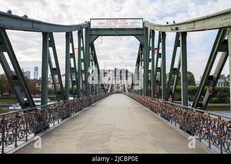 Francoforte sul meno, Germania - 31 agosto 2021: In piedi sul ponte più famoso di Francoforte: L'Eisener Steg (ponte di ferro). Nessuna gente. Foto Stock