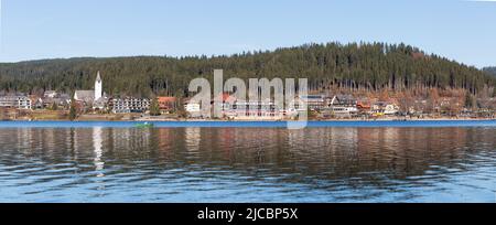 Titisee, Germania - Nov 21, 2021: Panorama della città di Titisee con il lago in primo piano. Popolare destinazione turistica nella foresta nera. Foto Stock