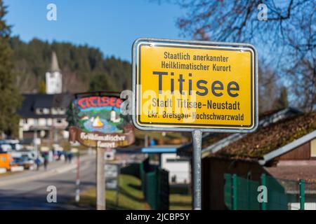 Titisee, Germania - 21 novembre 2021: Cartello 'Titisee'. Uno dei punti turistici della foresta nera. Foto Stock