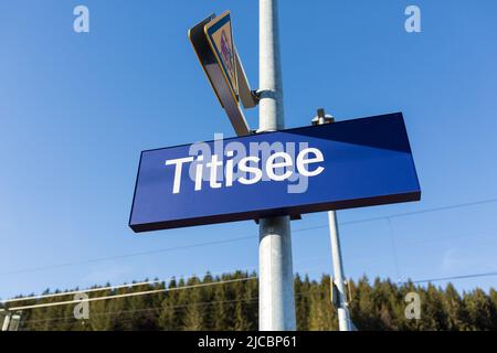 Titisee, Germania - 21 novembre 2021: Cartello Titisee alla stazione ferroviaria di Titisee. Famosa destinazione turistica nella foresta nera. Foto Stock
