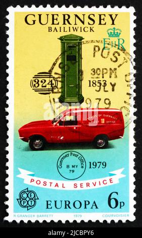 GUERNSEY - CIRCA 1979: Un francobollo stampato nel Guernsey mostra la più antica Pillar Box, 1853 Cancel, Truck, circa 1979 Foto Stock