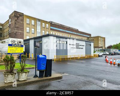 LETTERKENNY, CONTEA DI DONEGAL, IRLANDA - GIUGNO 09 2022 : il Letterkenny University Hospital è uno dei più trafficati del paese. Foto Stock