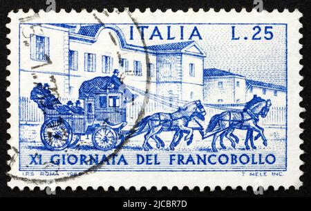 ITALIA - CIRCA 1969: Un francobollo stampato in Italia mostra Sondrio-Tirano Stagecoach, 1903, Stamp Day, circa 1969 Foto Stock