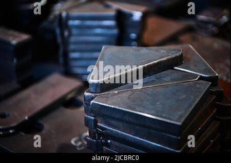 Pile di pezzi diversi in lamiera di materiale metallico Foto Stock