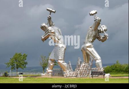 Port Glasgow, Scozia, Regno Unito, giugno 12th 2022, l'arte della scultura della costruzione navale eretta onorando la storia della costruzione navale di Inverclyde Foto Stock