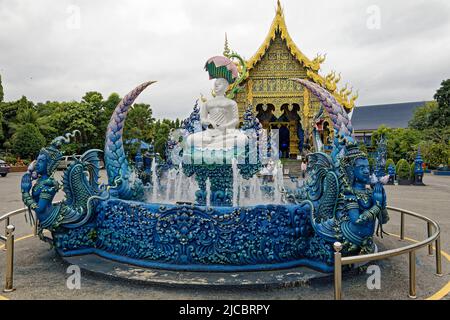 Provincia di Chiang Rai, Tailandia. 18th maggio 2022. Il Wat Rong Suea Ten (Tempio Blu) è stato creato dall'artista Phuttha Kapkaew nel villaggio di Rong Suea Ten Foto Stock