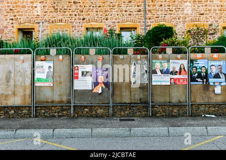 12 giugno 2022, Cours la Ville, Auvergne Rhone Alpes, Francia: Al di fuori del seggio elettorale, i manifesti dei candidati per i quali la gente può votare. Il popolo francese è chiamato a votare per il primo turno delle elezioni legislative che eleggeranno i deputati che siederanno all'Assemblea nazionale. Qui, in un seggio di Cours-la-Ville la Domenica mattina. (Credit Image: © Adrien Fillon/ZUMA Press Wire) Foto Stock