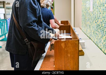 12 giugno 2022, Cours la Ville, Auvergne Rhone Alpes, Francia: Persone che raccolgono le schede di scrutinio. Il popolo francese è chiamato a votare per il primo turno delle elezioni legislative che eleggeranno i deputati che siederanno all'Assemblea nazionale. Qui, in un seggio di Cours-la-Ville la Domenica mattina. (Credit Image: © Adrien Fillon/ZUMA Press Wire) Foto Stock