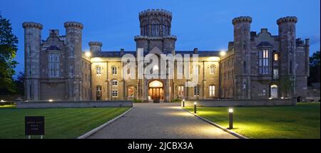 Vialetto e facciata illuminata della storica residenza di campagna Studley Castle di grado II edificio di un hotel per adulti solo in Warwickshire Inghilterra Regno Unito Foto Stock