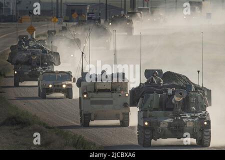 Boise, Idaho, Stati Uniti. 17th maggio 2022. La mattina del 17 maggio 2022, il 148th Field Artillery Regiment ha effettuato gli ultimi controlli di attrezzature e veicoli per gli esercizi sul campo e si è spostato fuori dalla compound COMPAGNI. Il reggimento di artiglieria da campo 1-148th fornisce supporto all'artiglieria da campo alla squadra di combattimento delle Brigate Cavalry 116th. Le unità con sede centrale a Pocatello si trovano nelle comunità orientali dell'Idaho di Blackfoot, Burley, Preston, Pocatello, Rexburg e Sant'Antonio. Credit: U.S. Army/ZUMA Press Wire Service/ZUMAPRESS.com/Alamy Live News Foto Stock