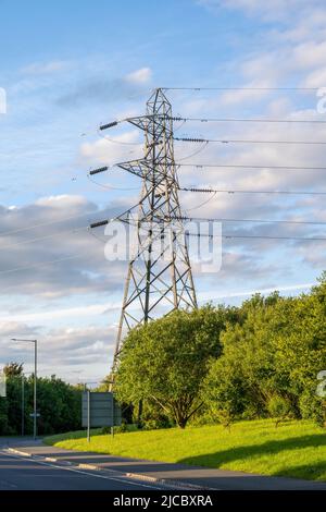 Grande pilone di alimentazione elettrica fotografato contro un cielo blu Foto Stock
