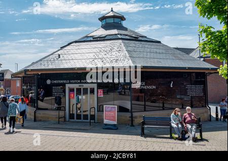 Chesterfield, Regno Unito - 14 maggio 2022: Il centro informazioni turistiche di Chesterfield in Chesterfield Inghilterra Foto Stock