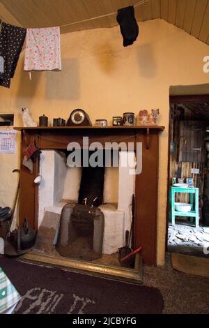 All'interno di una Blackhouse a Gearrannan vicino Carloway, Isola di Lewis, Ebridi esterne, Scozia, Regno Unito Foto Stock