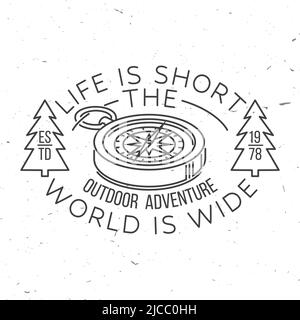La vita è breve e il mondo è ampio. Avventura all'aperto. Vettore. Concetto per camicia o logo, stampa, timbro o tee. Linea vintage art design con retrò Illustrazione Vettoriale