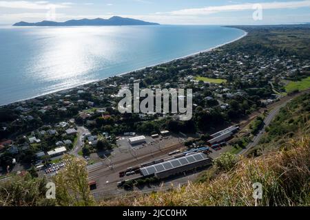 Paekakariki villaggio con Kapiti Island in lontananza, Wellington, Isola del Nord, Nuova Zelanda Foto Stock