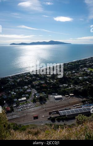 Paekakariki villaggio con Kapiti Island in lontananza, Wellington, Isola del Nord, Nuova Zelanda Foto Stock