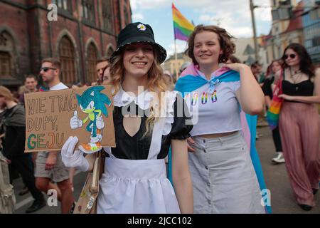 Wroclaw, Wroclaw, Polonia. 11th giugno 2022. Quasi 20.000 persone hanno partecipato alla marcia LGBT nel centro di Breslavia. L'ordine è stato mantenuto dalla polizia, e la contromisura era composta da 10 persone. (Credit Image: © Krzysztof Zatycki/ZUMA Press Wire) Foto Stock