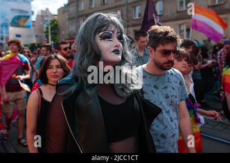 Wroclaw, Wroclaw, Polonia. 11th giugno 2022. Quasi 20.000 persone hanno partecipato alla marcia LGBT nel centro di Breslavia. L'ordine è stato mantenuto dalla polizia, e la contromisura era composta da 10 persone. (Credit Image: © Krzysztof Zatycki/ZUMA Press Wire) Foto Stock