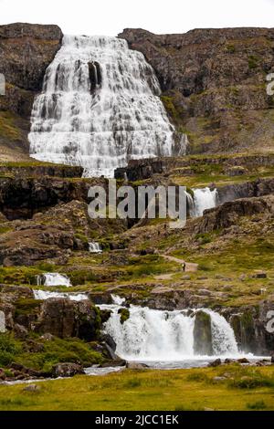 La possente cascata Dynjandi, conosciuta anche come Fjallfoss, una serie di cascate con un'altezza totale di 100 metri, Westfjords, Islanda Foto Stock