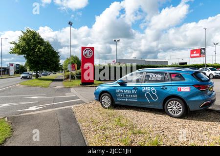 mg5 EV sul piazzale della concessionaria che adveizing le vendite da Charles Warner MG concessionario Outer Circle Road Lincoln 2022 Foto Stock