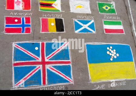 Le bandiere nazionali disegnano in gesso sul marciapiede fuori dalla galleria nazionale vicino a Trafalgar Square Westminster London England UK Foto Stock