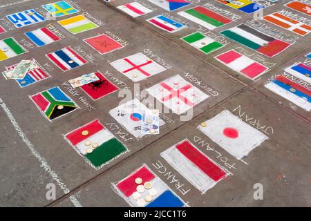 Le bandiere nazionali disegnano in gesso sul marciapiede fuori dalla galleria nazionale vicino a Trafalgar Square Westminster London England UK Foto Stock