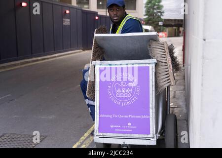 Il poster del Queen's Platinum Jubilee è attaccato al carrello di raccolta della lettiera di strada Westminster London England UK Foto Stock