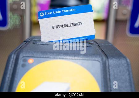 Biglietto gratuito per il trasferimento in treno tra i terminal di Londra Heathrow, 1, 2 e 3 , il terminal 4 e il terminal 5 Foto Stock