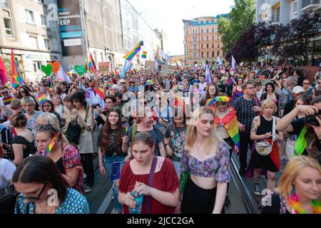 Wroclaw, Wroclaw, Polonia. 11th giugno 2022. Quasi 20.000 persone hanno partecipato alla marcia LGBT nel centro di Breslavia. L'ordine è stato mantenuto dalla polizia, e la contromisura era composta da 10 persone. (Credit Image: © Krzysztof Zatycki/ZUMA Press Wire) Foto Stock